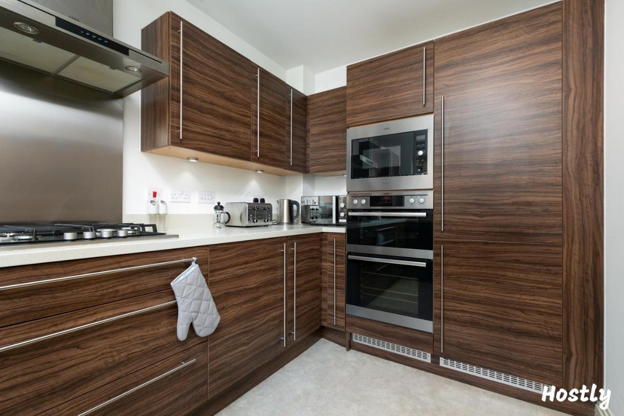 Albatross House - Comfy Home With Parking Слау Экстерьер фото