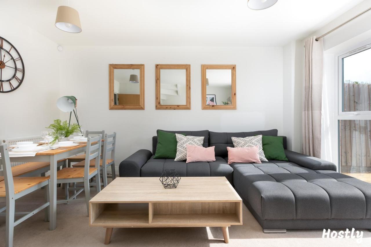 Albatross House - Comfy Home With Parking Слау Экстерьер фото