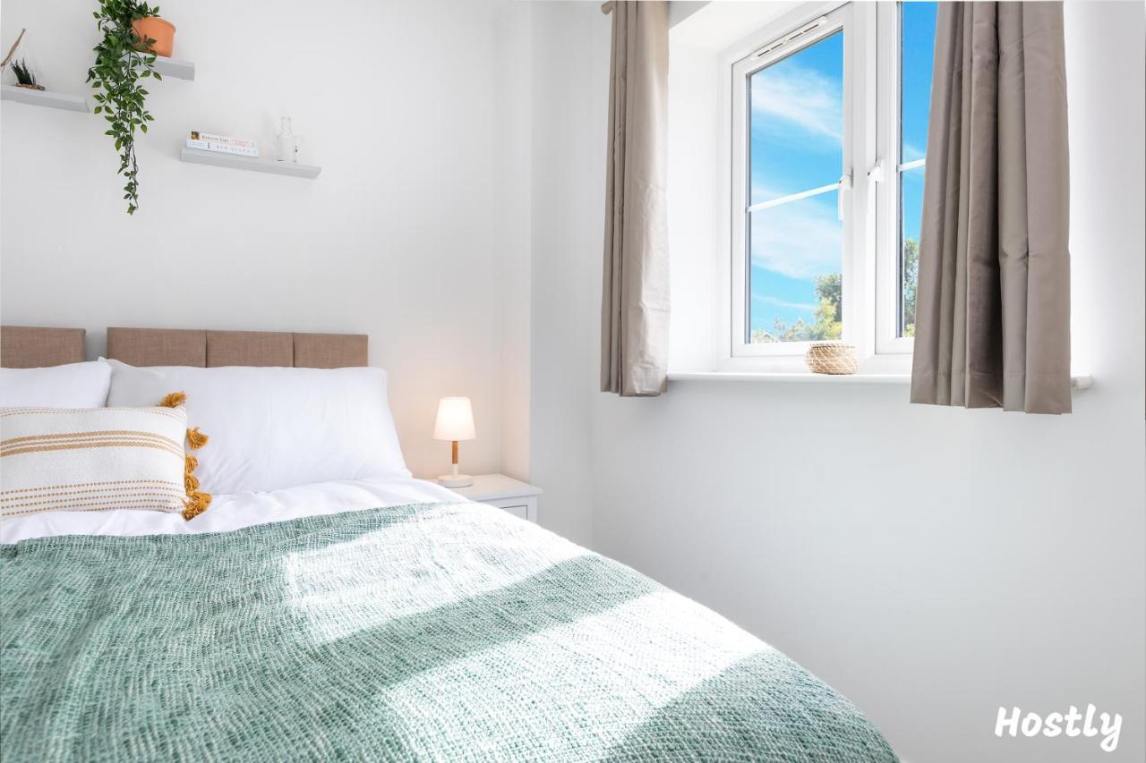 Albatross House - Comfy Home With Parking Слау Экстерьер фото