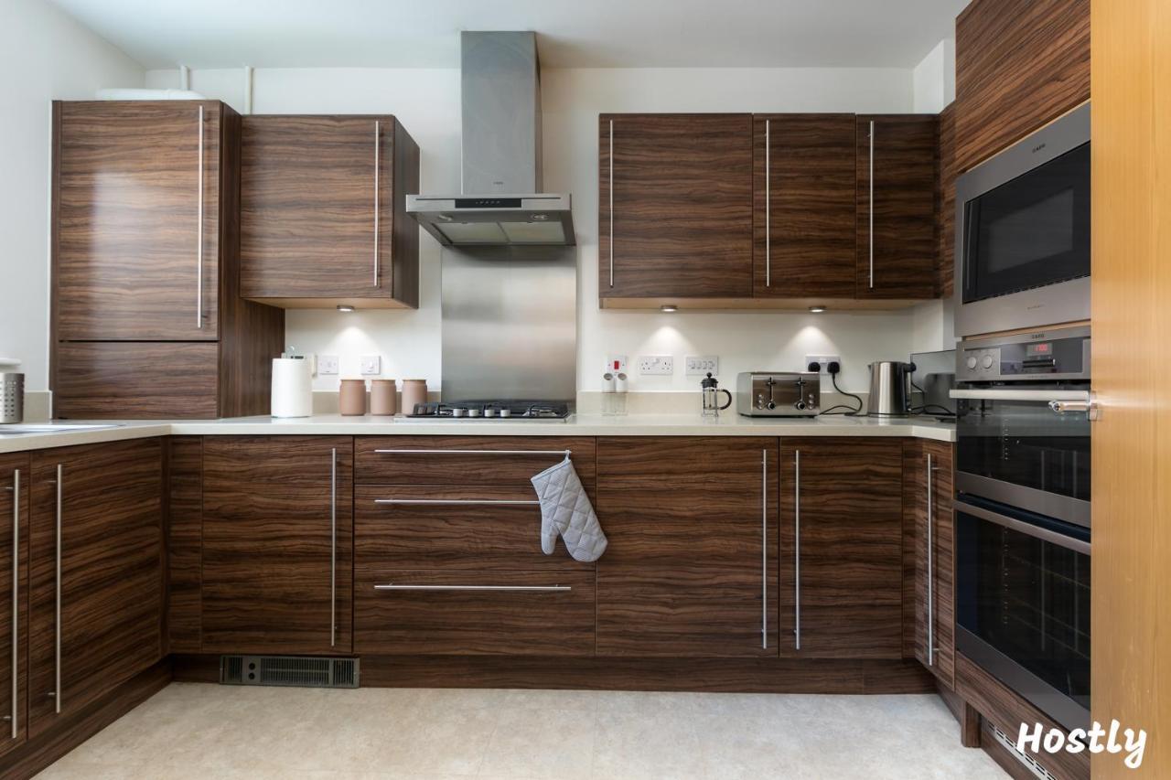 Albatross House - Comfy Home With Parking Слау Экстерьер фото