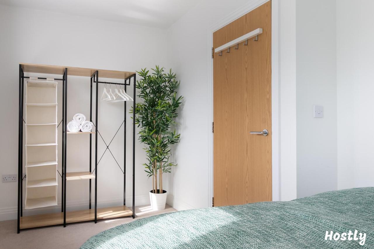 Albatross House - Comfy Home With Parking Слау Экстерьер фото